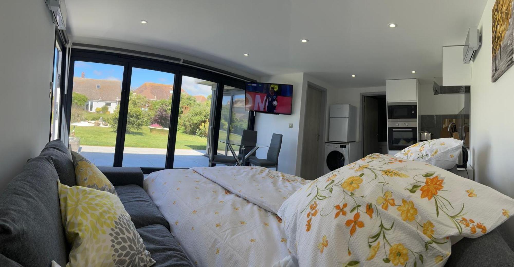 Whispering Waves Guest House, Brighton-8 Mins, Guests 4, Near Beachfront, Free Parking Wifi And Kitchen Peacehaven Exterior foto